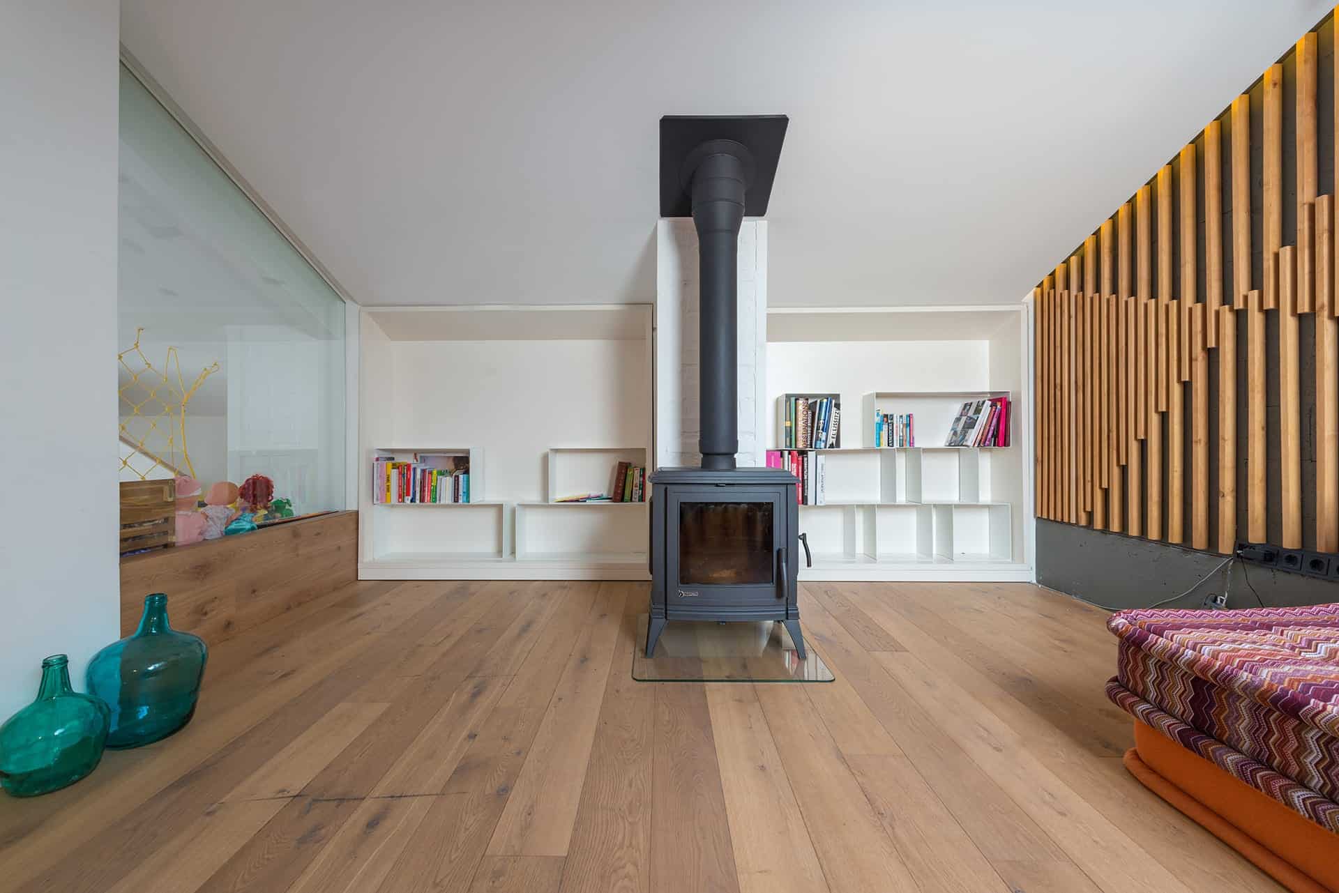 Vue d'une cheminée dans salle à manger