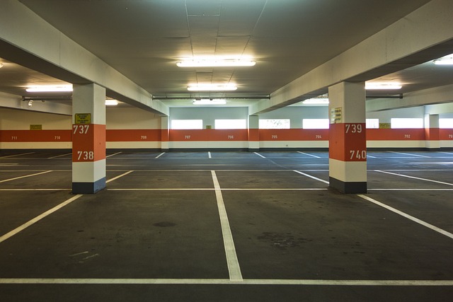 Vue intérieure d'un parking couvert
